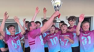 Stolz zeigen die Freizeitkicker des FC Wang nach dem gewonnenen Fußballturnier ihren Pokal. Stolz zeigen die Freizeitkicker des FC Wang nach dem gewonnenen Fußballturnier ihren Pokal.