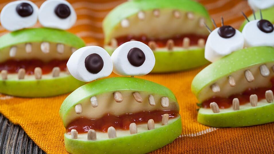 Diese süßen und doch furchteinflößenden Apfelmonster haben Zähne aus Sonnenblumenkernen und je zwei Augen aus soften Marshmallows.