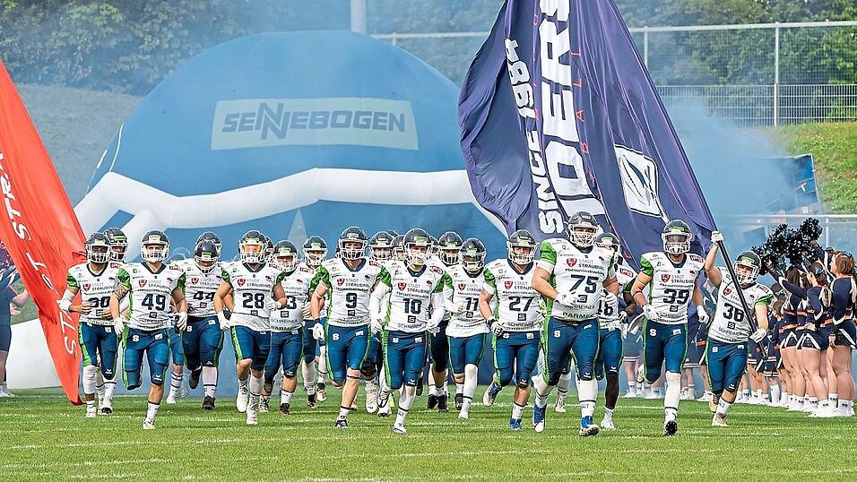 Jedes Mal wieder beeindruckend ist der Einlauf der Straubing Spiders bei ihren Heimspielen. Es kann ja nicht schaden, wenn man damit am Samstag die alten Rivalen aus Ingolstadt gleich ein bisschen einschüchtert. Jedes Mal wieder beeindruckend ist der Einlauf der Straubing Spiders bei ihren Heimspielen. Es kann ja nicht schaden, wenn man damit am Samstag die alten Rivalen aus Ingolstadt gleich ein bisschen einschüchtert.