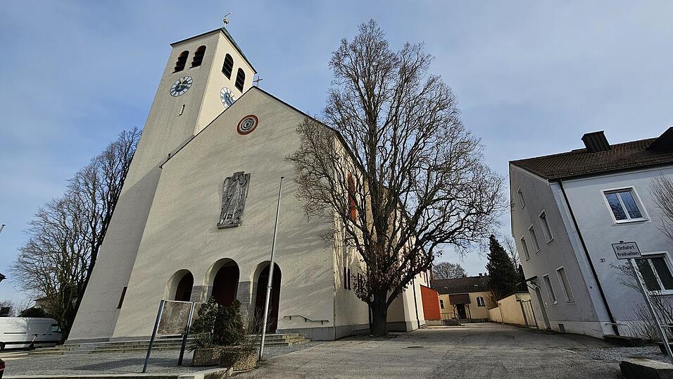 Die Kirche St. Michael an der Pointstraße ist seit 1955 die Hauptkirche der Pfarrei St. Peter. Zuvor wurden die Gottesdienste in der Basilika am Petersweg abgehalten. Noch heute finden dort Gottesdienste statt. Die Kirche St. Michael an der Pointstraße ist seit 1955 die Hauptkirche der Pfarrei St. Peter. Zuvor wurden die Gottesdienste in der Basilika am Petersweg abgehalten. Noch heute finden dort Gottesdienste statt.