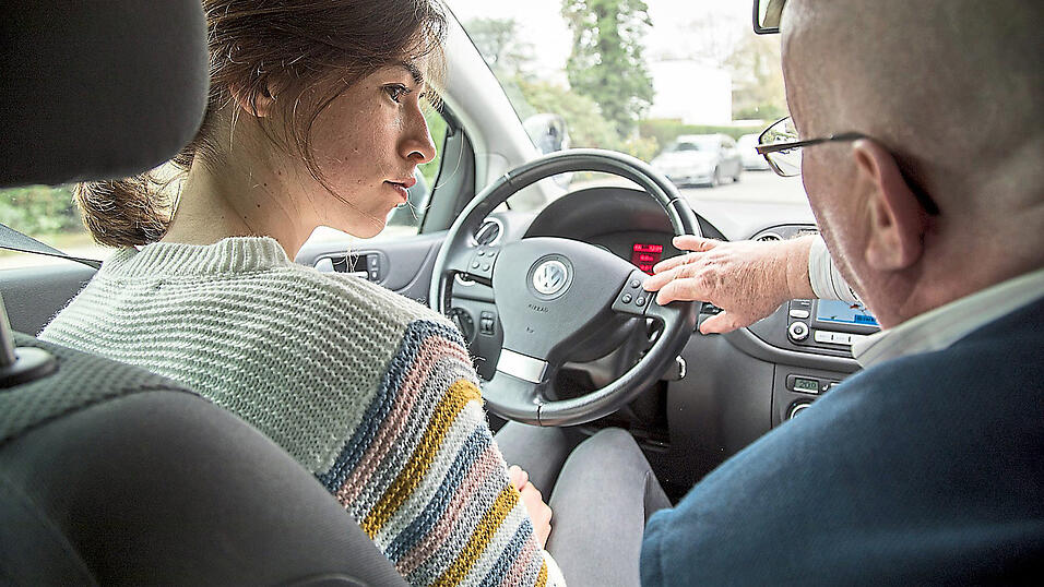 Der Führerschein ist für Jugendliche ein Schritt zur Selbstständigkeit - aber inzwischen auch teuer. Der Führerschein ist für Jugendliche ein Schritt zur Selbstständigkeit - aber inzwischen auch teuer.
