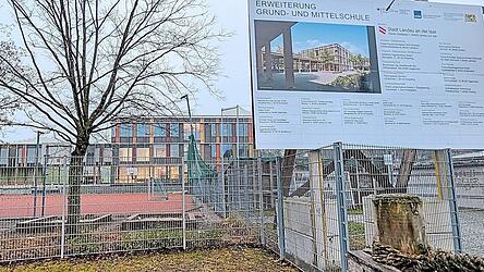 Der Erweiterungsbau der Grund- und Mittelschule in Landau ist eigentlich fast fertig - bis auf ein wichtiges Detail. Der Erweiterungsbau der Grund- und Mittelschule in Landau ist eigentlich fast fertig - bis auf ein wichtiges Detail.