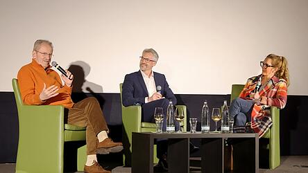 M&uuml;nchens Alt-Oberb&uuml;rgermeister Christian Ude (links), OB-Kandidat Christoph Rabl und Moderatorin Caroline Matzko im Gespr&auml;ch beim &bdquo;Zukunftstalk&ldquo; im Kinopolis Landshut.