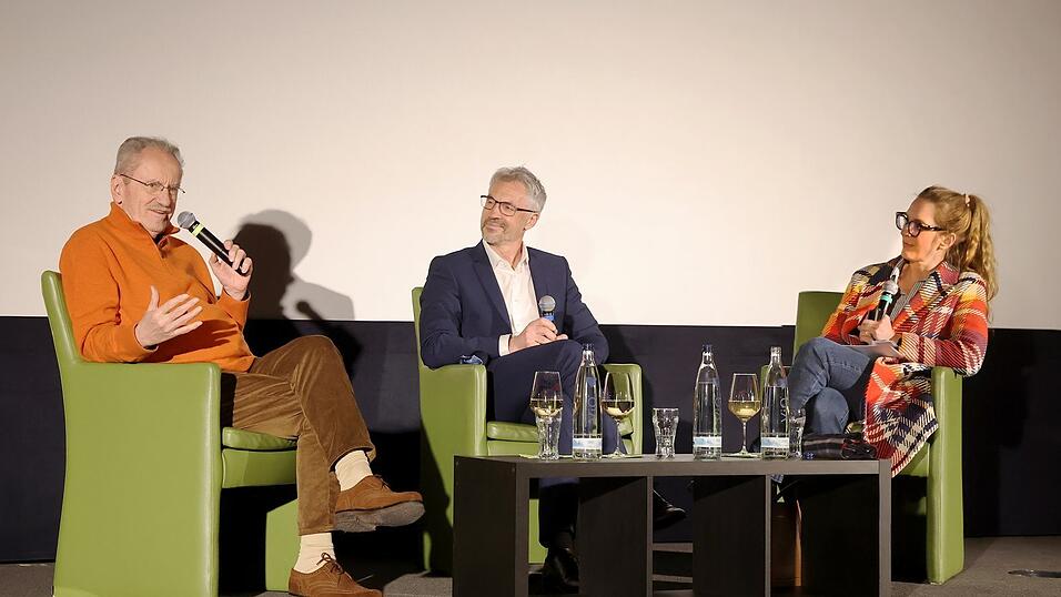 M&uuml;nchens Alt-Oberb&uuml;rgermeister Christian Ude (links), OB-Kandidat Christoph Rabl und Moderatorin Caroline Matzko im Gespr&auml;ch beim &bdquo;Zukunftstalk&ldquo; im Kinopolis Landshut.
