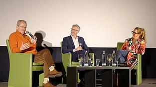 M&uuml;nchens Alt-Oberb&uuml;rgermeister Christian Ude (links), OB-Kandidat Christoph Rabl und Moderatorin Caroline Matzko im Gespr&auml;ch beim &bdquo;Zukunftstalk&ldquo; im Kinopolis Landshut.