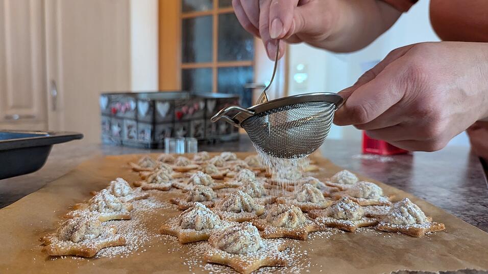 Damit die Edelwei&szlig;pl&auml;tzchen ihrem Namen gerecht werden, best&auml;ubt Marion Zehentbauer sie mit einer Schicht Puderzucker.