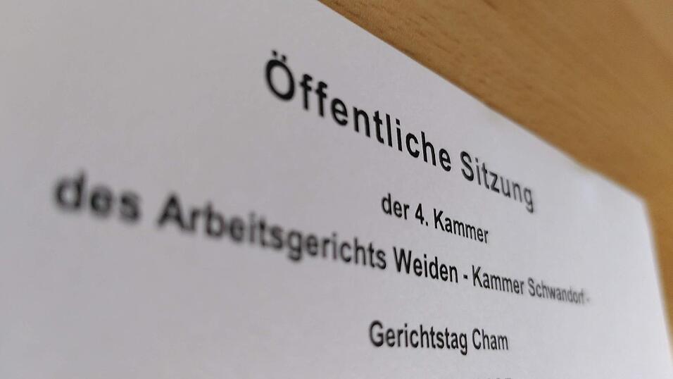 Eine Klägerin wehrt sich vor dem Arbeitsgericht Cham gegen ihre Kündigung. Der Job ist weg, aber eine fürstliche Abfindung für eine Beschäftitgung unter einem Jahr ist das Ergebnis eines Vergleichs. Eine Klägerin wehrt sich vor dem Arbeitsgericht Cham gegen ihre Kündigung. Der Job ist weg, aber eine fürstliche Abfindung für eine Beschäftitgung unter einem Jahr ist das Ergebnis eines Vergleichs.