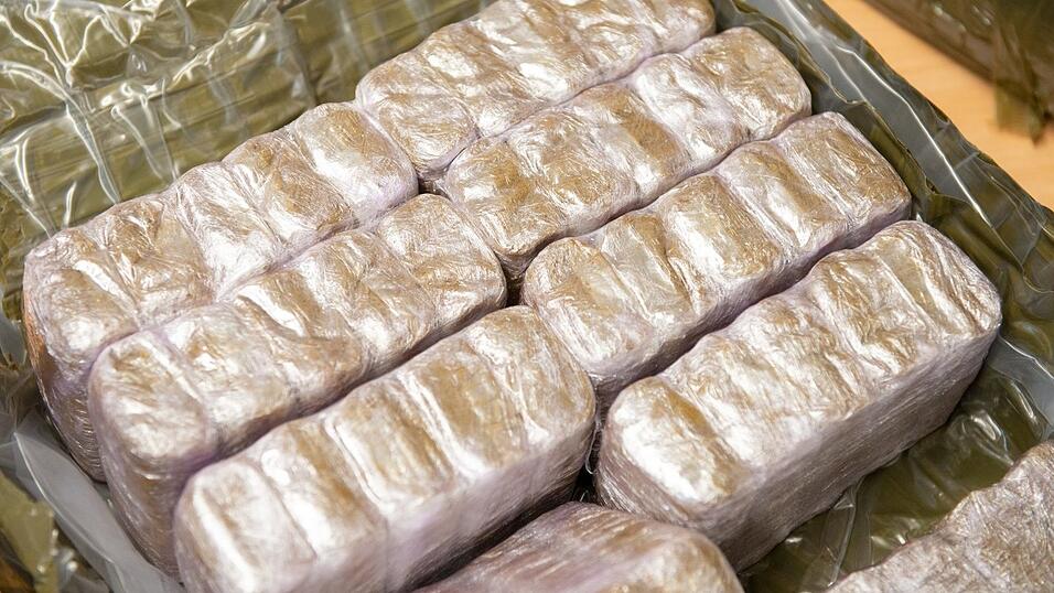 Bei einer Kontrolle nahe Hengersberg stellten Schleierfahnder mehrere Pakete mit Haschisch sicher - insgesamt gut 56 Kilo. (Symbolbild) Bei einer Kontrolle nahe Hengersberg stellten Schleierfahnder mehrere Pakete mit Haschisch sicher - insgesamt gut 56 Kilo. (Symbolbild)