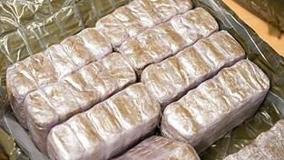 Bei einer Kontrolle nahe Hengersberg stellten Schleierfahnder mehrere Pakete mit Haschisch sicher - insgesamt gut 56 Kilo. (Symbolbild)