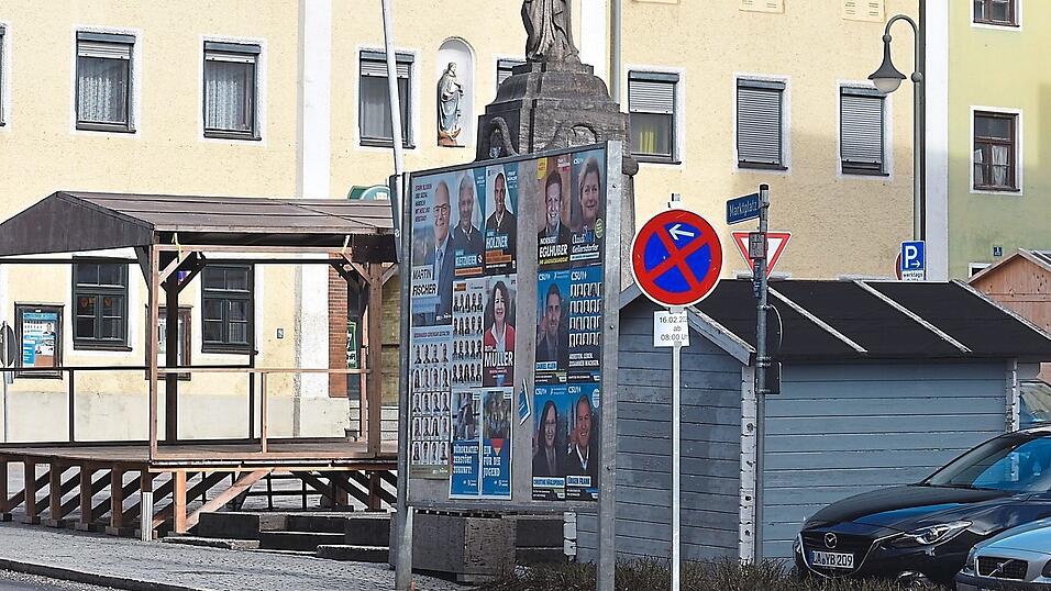 Anl&auml;sslich des Rosenmontags wurde die alte B&uuml;hne aus Holz am Marktplatz aufgebaut.