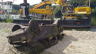 Ein jahrzehntealtes Auto-Wrack ist am Dienstag aus der Donau bei Windorf geborgen worden. Ein jahrzehntealtes Auto-Wrack ist am Dienstag aus der Donau bei Windorf geborgen worden.