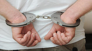 Vier Jahre nach seiner Flucht aus dem Bezirksklinikum Mainkofen wurde ein 32-j&auml;hriger Straft&auml;ter durch Zielfahnder des Landeskriminalamts Ober&ouml;sterreich in der Gemeinde Eidenberg im oberen M&uuml;hlviertel festgenommen.