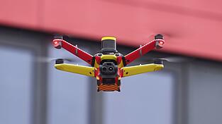 Automatisierte Drohneneins&auml;tze sollen der Feuerwehr zu schneller Lageeinsch&auml;tzung helfen. (Archivbild)