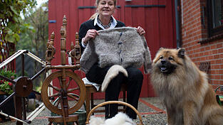 Maria Berz spinnt die Fellbüschel, die ihr Hund Teddy verliert, erst zu Garn und strickt daraus dann Socken und Pullover.