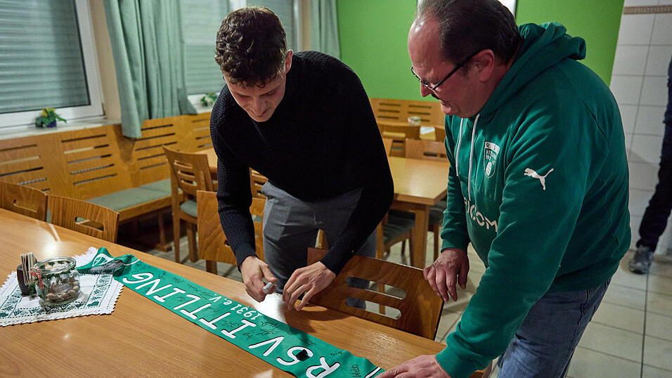 Auch ein Vereinsschal wurde signiert. Auch ein Vereinsschal wurde signiert.