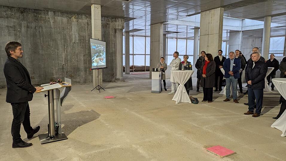 Bauleiterin Laura Zirngibl und Polier Stefan Kopf weihten den Rohbau mit einem tradiotionellen Richtfestspruch. Bauleiterin Laura Zirngibl und Polier Stefan Kopf weihten den Rohbau mit einem tradiotionellen Richtfestspruch.