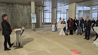 Bauleiterin Laura Zirngibl und Polier Stefan Kopf weihten den Rohbau mit einem tradiotionellen Richtfestspruch.