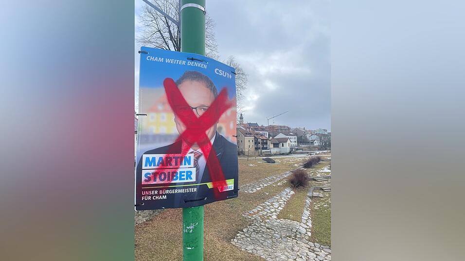 Die besch&auml;digten Plakate der CSU wurden schnell wieder abgeh&auml;ngt.