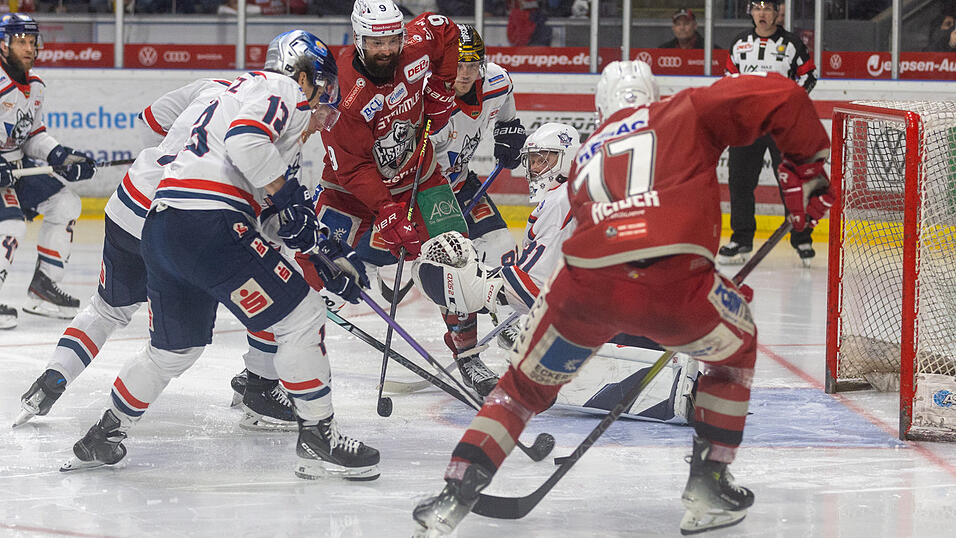 Die Eisb&auml;ren Regensburg (rote Trikots) haben am Sonntag zur&uuml;ckgebissen und die DEL2-Finalserie gegen die Kassel Huskies auf 1:1 ausgeglichen.