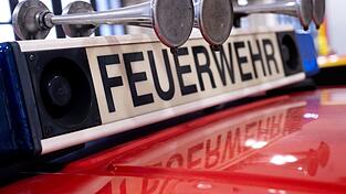Wer bei der freiwilligen Feuerwehr mitmacht, soll das nach dem Willen der Freien W&auml;hler einmal im Jahr bei der Arbeit zeigen d&uuml;rfen. (Symbolbild)