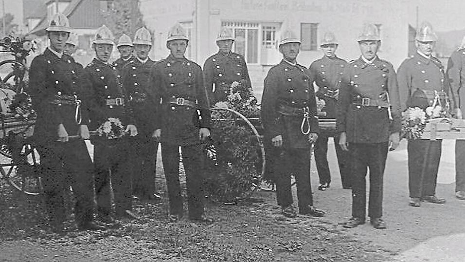 Die Feuerwehr Siedlung &uuml;bt beim Gasthaus 'Deutsche Eiche' (um 1936).