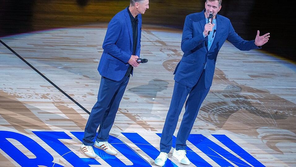 Schrempf (l) und Nowitzki sprachen zum Publikum.