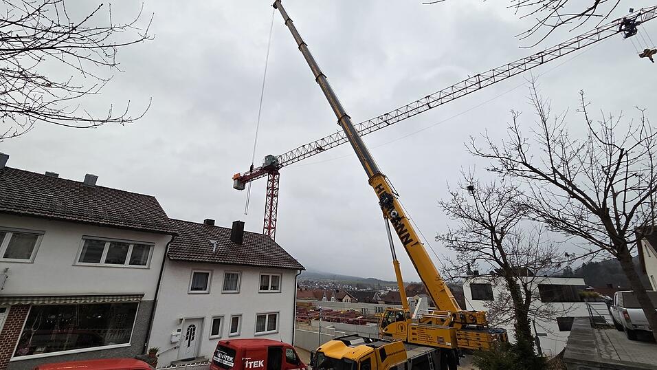 Was im Januar 2025 seinen Anfang nahm, endete am Montag: Der rote Kran verl&auml;sst die Bad K&ouml;tztinger Gro&szlig;baustelle.