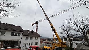Was im Januar 2025 seinen Anfang nahm, endete am Montag: Der rote Kran verlässt die Bad Kötztinger Großbaustelle. Was im Januar 2025 seinen Anfang nahm, endete am Montag: Der rote Kran verlässt die Bad Kötztinger Großbaustelle.