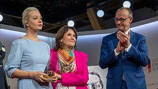 2024 war die Welt beim Ludwig-Erhard-Gipfel noch in Ordnung: Damals hielt der heutige Kanzler Merz die Laudatio f&uuml;r Julia Nawalnaja. (Archivbild)