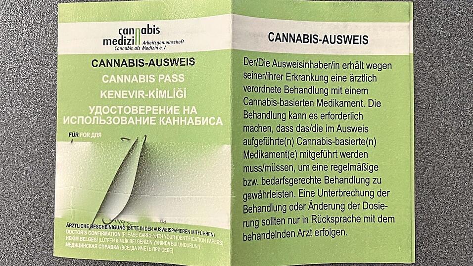 Der Angeklagte legt bei der Verhandlung wegen Besitzes einer größeren Menge Marihuanas einen Cannabis-Ausweis vor, den er wegen eines ADHS-Leidens besitzt. Der Angeklagte legt bei der Verhandlung wegen Besitzes einer größeren Menge Marihuanas einen Cannabis-Ausweis vor, den er wegen eines ADHS-Leidens besitzt.