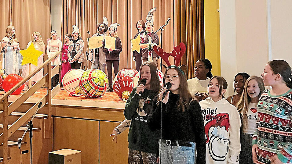 Mit dem wundervollen Mini-Weihnachstmusical 'Weihnachtsmuffel und Weihnachtswichtel' stimmten die Ursulinen-Sch&uuml;lerinnen auf Weihnachten ein.
