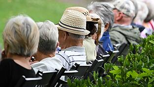 Rentnerinnen und Rentner können im kommenden Jahr mit einer ähnlichen Anhebung ihrer Bezüge rechnen wie in diesem. (Illustration) Rentnerinnen und Rentner können im kommenden Jahr mit einer ähnlichen Anhebung ihrer Bezüge rechnen wie in diesem. (Illustration)