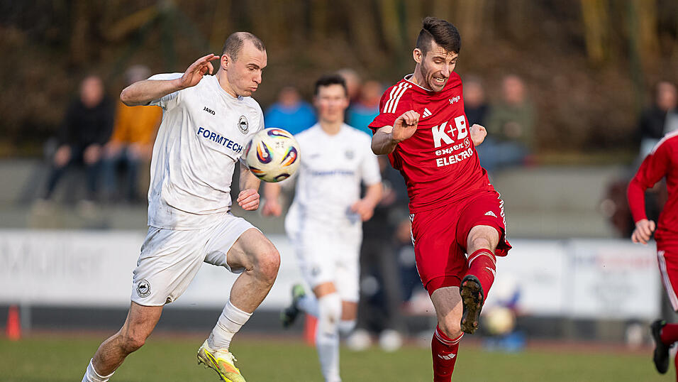 N&auml;chstes Ziel im Visier: Florian Knauer (in Wei&szlig;) und der TSV Bogen wollen in Etzenricht nachlegen.