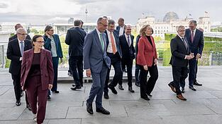 Die Teilnehmer an den Beratungen des Koalitionsausschusses der Bundesregierung mit Vertretern von Gewerkschaften und Arbeitgebern verlassen nach einem Gruppenfoto den Balkon des Kanzleramtes. Die Teilnehmer an den Beratungen des Koalitionsausschusses der Bundesregierung mit Vertretern von Gewerkschaften und Arbeitgebern verlassen nach einem Gruppenfoto den Balkon des Kanzleramtes.