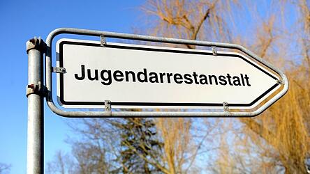 Wegen des Vort&auml;uschens einer Straftat steht dem 15-J&auml;hrigen ein Ungehorsamsarrest bevor. (Symbolfoto)