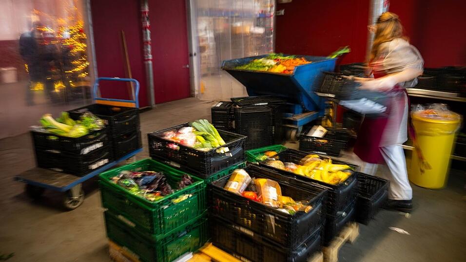 Lebensmittel gesucht, Helfer gesucht: Die Lage bei den Tafeln in Deutschland bleibt angespannt. (Archivbild)