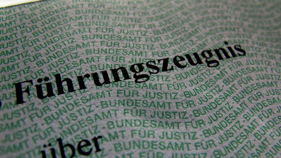 Das F&uuml;hrungszeugnis auf Papier soll weiter verf&uuml;gbar sein. (Symbolbild)