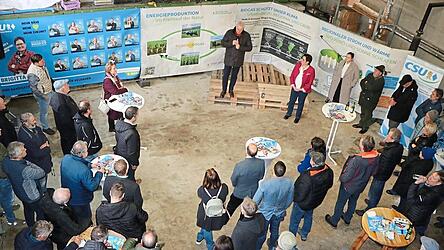 Alois Rainer bei der Fragerunde am Hof von Christoph Huber