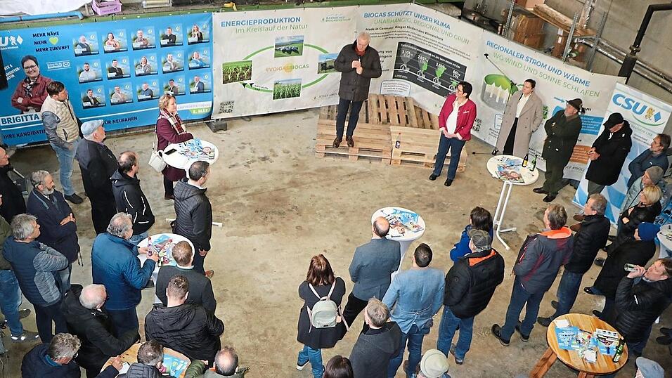 Alois Rainer bei der Fragerunde am Hof von Christoph Huber