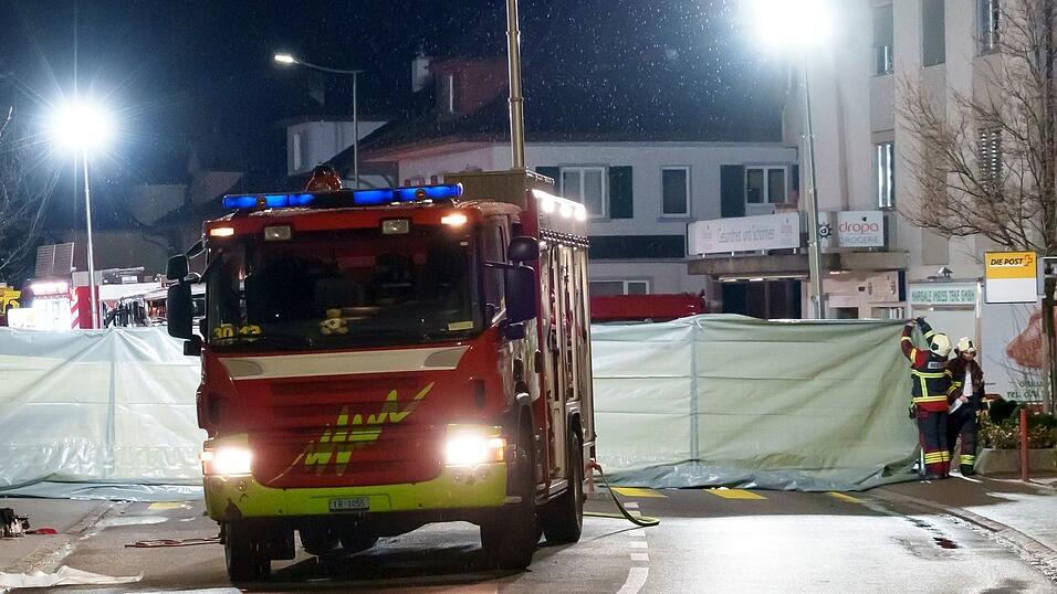 Die Polizei konnte zun&auml;chst keine Angaben zur Zahl der Passagiere im Bus machen oder ob der Busfahrer unter den Opfern war.