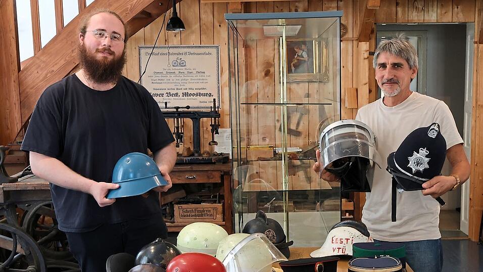 Sammler Robin Wolf und Heimatmuseumsleiter Michael Kerscher (r.) haben &uuml;ber viele der rund 100 Exponate Geschichten zu erz&auml;hlen.