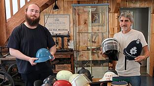 Sammler Robin Wolf und Heimatmuseumsleiter Michael Kerscher (r.) haben &uuml;ber viele der rund 100 Exponate Geschichten zu erz&auml;hlen.