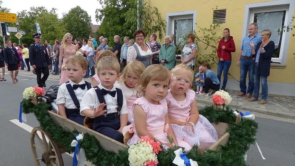 Auch ganz fesch: Der Nachwuchs der Thierlinger Patenwehr.