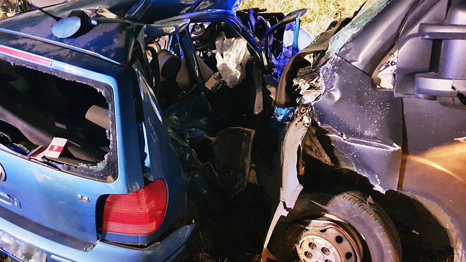 Bei einem Unfall auf der B20 sind in der Nacht auf Montag vier Menschen ums Leben gekommen. Bei einem Unfall auf der B20 sind in der Nacht auf Montag vier Menschen ums Leben gekommen.