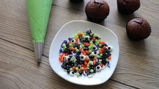 Verziert werden die Muffins mit eingefärbter Eiweißcreme, Zuckeraugen und zu Halloween passenden Streuseln.