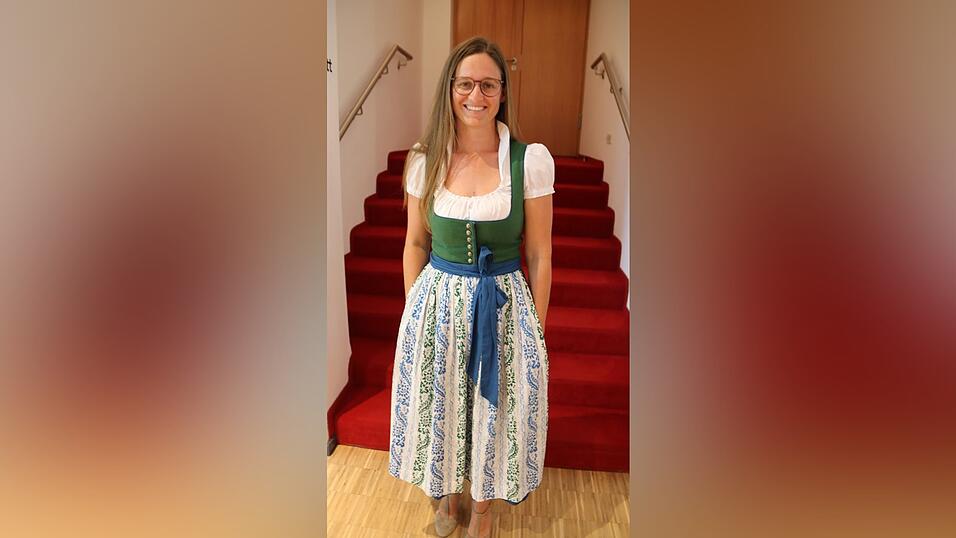 Zum ersten Mal ist Gemeinder&auml;tin Christiane Kroi&szlig; aus Wels (Mitte) dieses Jahr beim Partnerschaftstag dabei - und hat sich daf&uuml;r ihr Welser Stadt-Dirndl angezogen.
