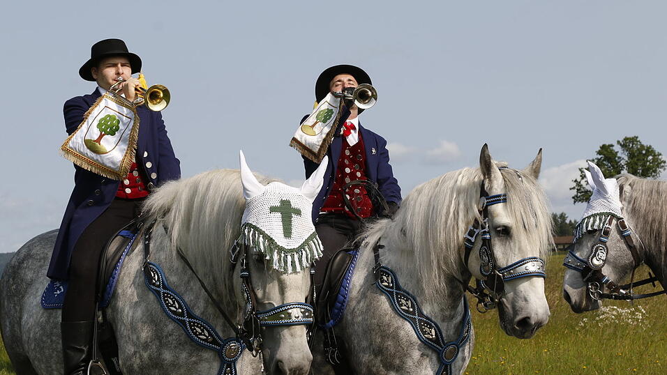 Bei angenehmen Temperaturen zogen die Pfingstreiter durch das Zellertal nach Steinbühl. Bei angenehmen Temperaturen zogen die Pfingstreiter durch das Zellertal nach Steinbühl.