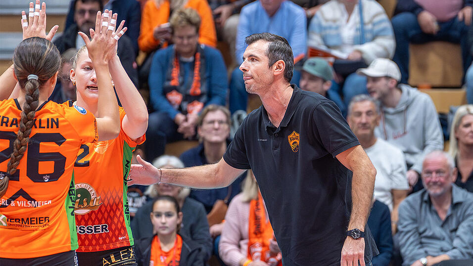 Von Bart-Jan van der Mark, der der Sportlichen Leitung von NawaRo Straubing angeh&ouml;rt, wird Cheftrainer Roland Schwab (in Schwarz) als &bdquo;empathischer F&ouml;rderer von Talenten&ldquo; bezeichnet.