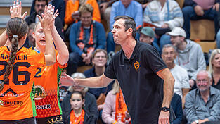 Von Bart-Jan van der Mark, der der Sportlichen Leitung von NawaRo Straubing angeh&ouml;rt, wird Cheftrainer Roland Schwab (in Schwarz) als &bdquo;empathischer F&ouml;rderer von Talenten&ldquo; bezeichnet.