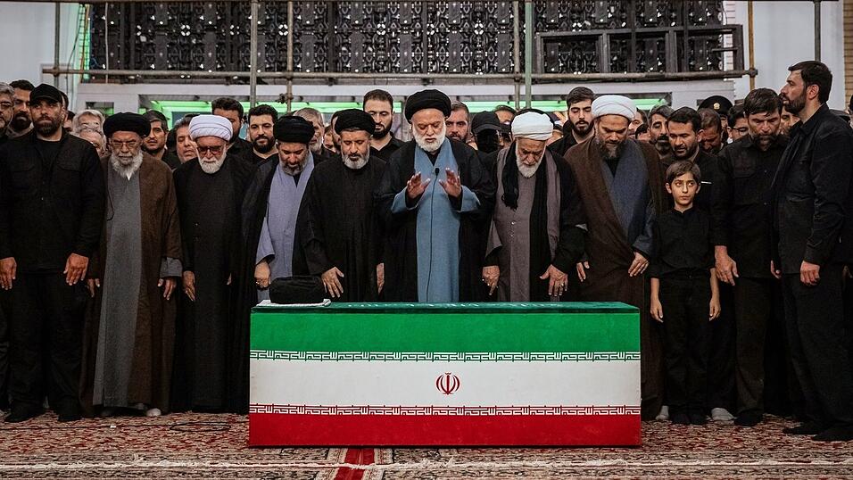 Mehr als vier Monate nach seiner Tötung ist Irans früherer oberster Führer Ajatollah Ali Chamenei beerdigt worden. Mehr als vier Monate nach seiner Tötung ist Irans früherer oberster Führer Ajatollah Ali Chamenei beerdigt worden.